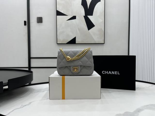 As3829中号 Chanel 23P 羊皮爱心球完胜金球 金球有多火不用多说了吧，专柜难买程度5颗星，这次新一季上新爱心款，火速来 Get 哑光磨砂质感的爱心