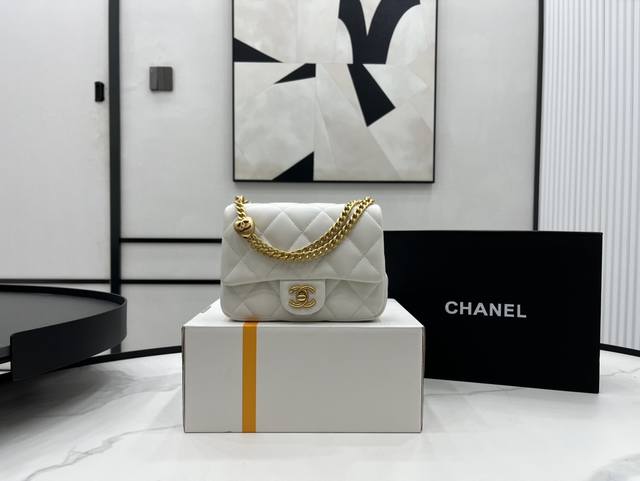 As3829中号 Chanel 23P 羊皮爱心球完胜金球 金球有多火不用多说了吧，专柜难买程度5颗星，这次新一季上新爱心款，火速来 Get 哑光磨砂质感的爱心