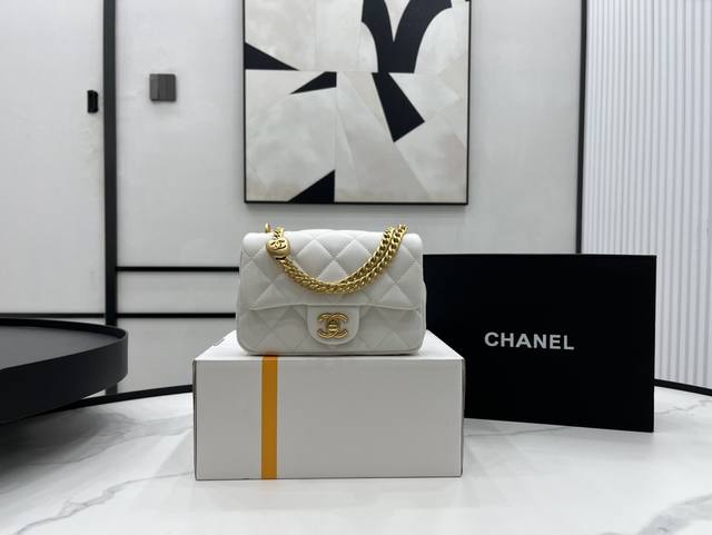 As3828小号 Chanel 23P 羊皮爱心球完胜金球 金球有多火不用多说了吧，专柜难买程度5颗星，这次新一季上新爱心款，火速来 Get 哑光磨砂质感的爱心