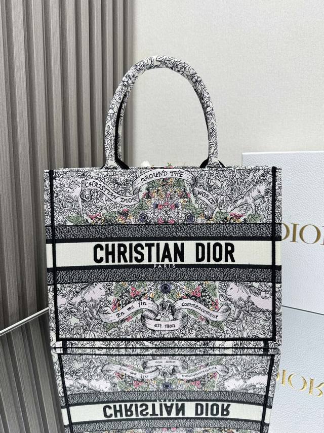 正品级 ，高版本 星星粉色花 中号 Dior Book Tote 购物袋 这款book Tote手袋灵感来自女装创意总监玛丽亚 嘉茜娅 蔻丽 Maria Gra