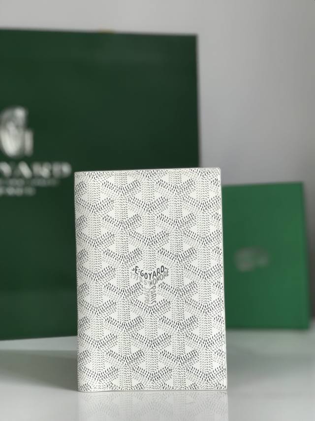 正品级 Goyard 护照夹 时尚出行必备单品 G0Yard 戈雅 成立于1853年，已超过160年的历史，面料以麻，棉及大麻纤维混合织成后再涂上光面的树胶醛醣