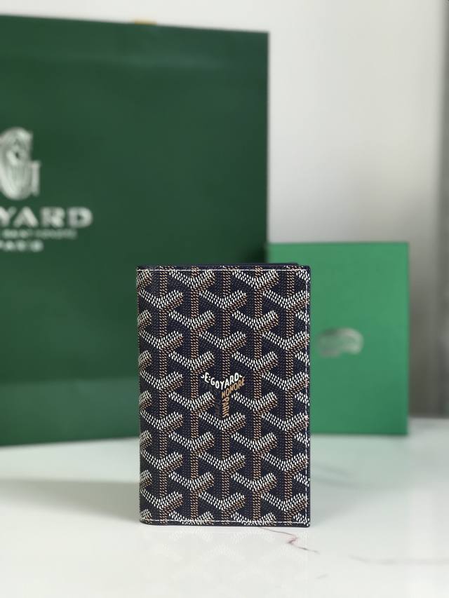 正品级 Goyard 护照夹 时尚出行必备单品 G0Yard 戈雅 成立于1853年，已超过160年的历史，面料以麻，棉及大麻纤维混合织成后再涂上光面的树胶醛醣