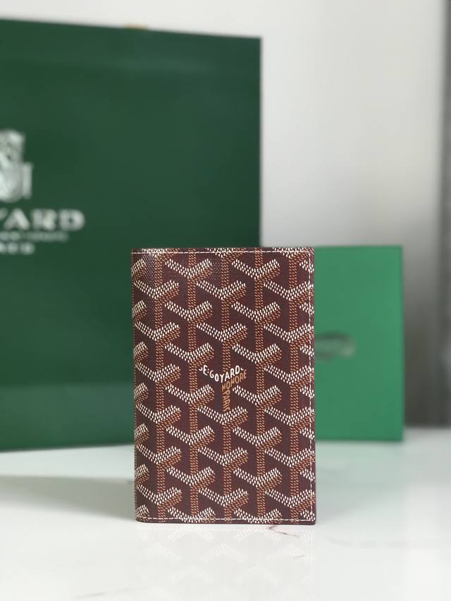 正品级 Goyard 护照夹 时尚出行必备单品 G0Yard 戈雅 成立于1853年，已超过160年的历史，面料以麻，棉及大麻纤维混合织成后再涂上光面的树胶醛醣