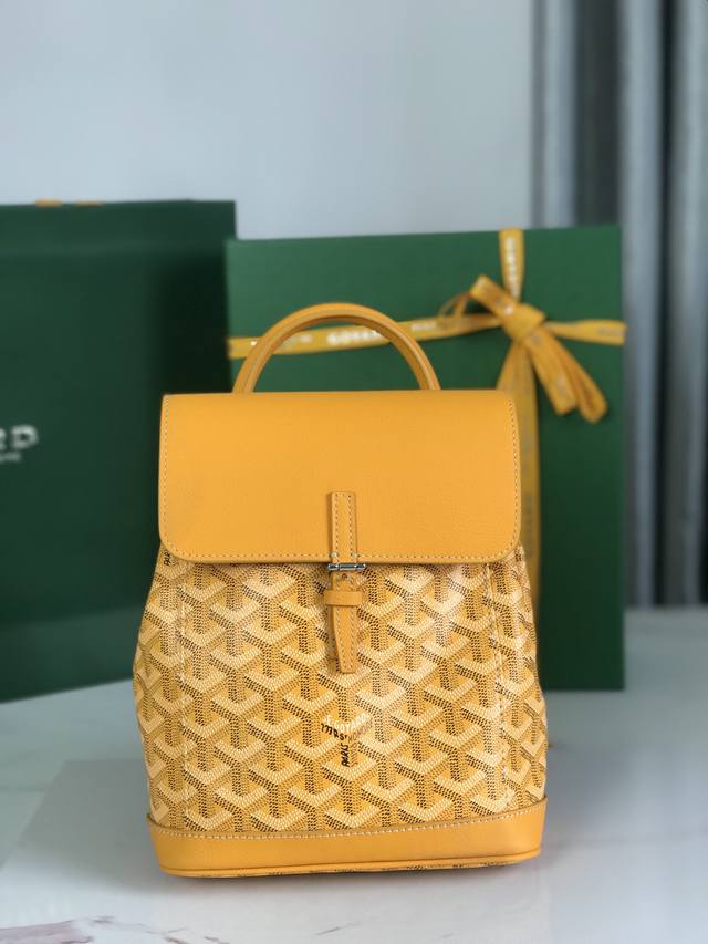 正品级 Goyard Alpin迷你 双肩包升级配送原版礼品盒升级版说明书丝带 Goyard工坊秉承传统工艺，一款匠心打造的极具实用价值的多功能包。皮革手柄与两