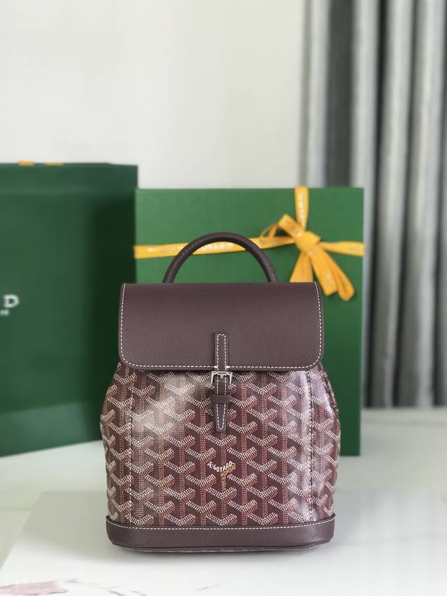 正品级 Goyard Alpin迷你 双肩包升级配送原版礼品盒升级版说明书丝带 Goyard工坊秉承传统工艺，一款匠心打造的极具实用价值的多功能包。皮革手柄与两