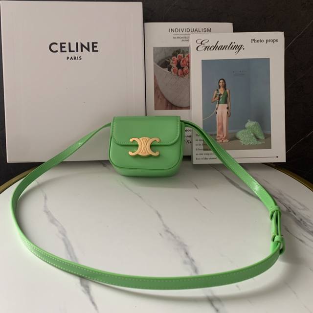 正品级 Celine 新品mini 耳机包 C家这一年陆续出的小包但这一季cline Mini可可爱爱必收、虽然小包容量不是特别大、但是颜值暴击，可爱暴击又不是