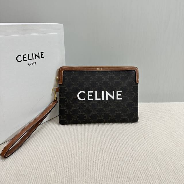 正品级 新品上线 这款celine 手拿包， 基础款多加了手绳实用性更大了，拉链处棕色皮包边和logo相呼应 ，更加增添独特感，做工精细 走线精致， 配有手拎带