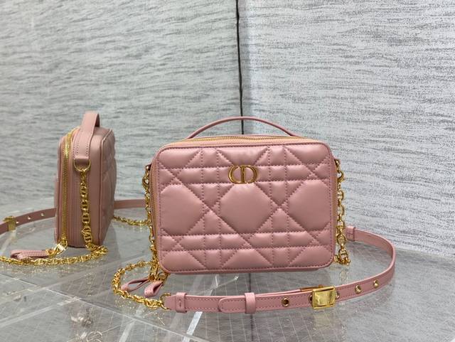 正品级 ，高版本 Dior Caro 箱型链条手袋 采用粉色牛皮革精心制作，饰以别具一格的绗缝超大藤格纹和一个宽敞隔层，设有三个卡槽，可收纳各种日常用品。可拆卸