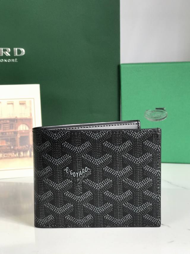 正品级 Goyard8格卡位钱包 暗黑限量出货 质感直接拉到满分里面可放8-10张卡左右， 放现金，薄身不站位置，经典实用又耐看！ 短夹想要拿出与别人不同且拥有