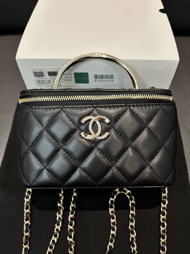 Chanel 24K 钻扣扭纹手提盒子包 被水钻手柄一眼击中 太特别啦～ 仙气满满 搭配上金色链条和标志性小双c，更添一份贵气～ 细腻光滑的进口小羊皮 太加分啦