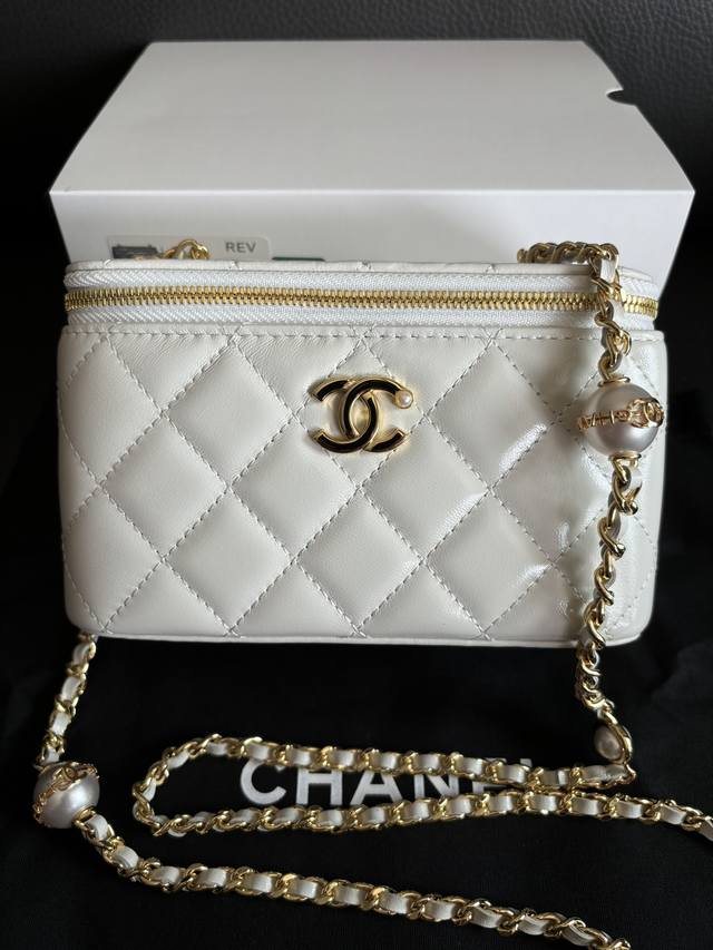 Chanel 24K 珍珠链条盒子包 珍珠链条太精美了 超级贵气～ 搭配着金色金属五金精致度拉满 Size：17Cm 型号：9 6