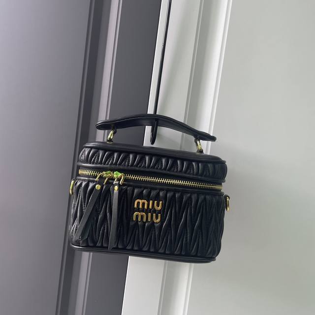 M家 Miumiu缪缪 新品化妆包手袋，采用进口小羊皮经典品牌标志性matelasse纹理绣花，复古磨砂五金，简约的线条，优雅而不失活力的廓行，包型整体硬挺有型