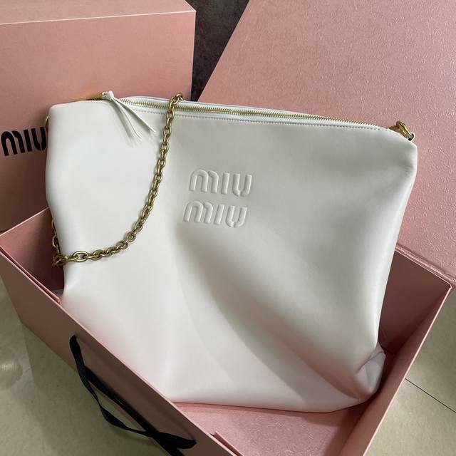 Miumiu M家 5Bb586 Miu家购物袋出货，顶级进口小牛皮，皮面细腻光滑柔软，质感高级，包身软而不塌，气质随性慵懒，容量超大，日常出街背它回头率百分百