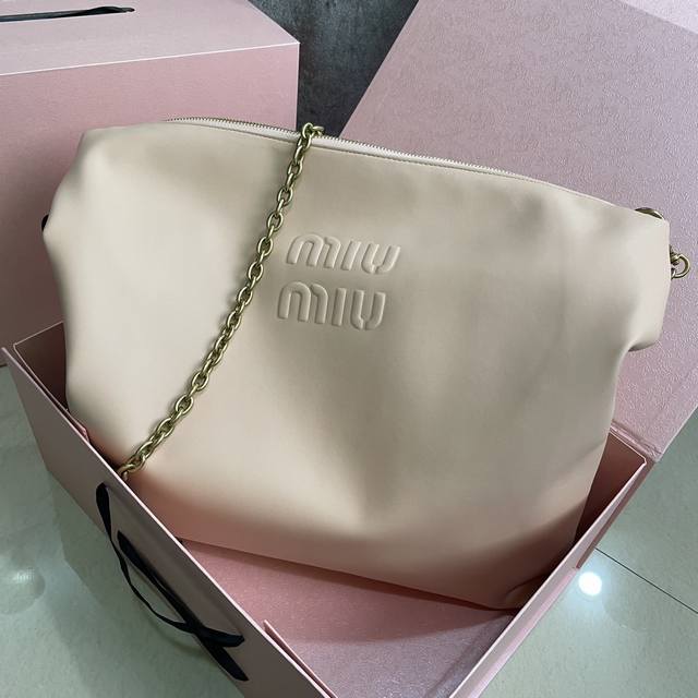 Miu Miu M家 5Bb586 Miu家购物袋出货，顶级进口小牛皮，皮面细腻光滑柔软，质感高级，包身软而不塌，气质随性慵懒，容量超大，日常出街背它回头率百分