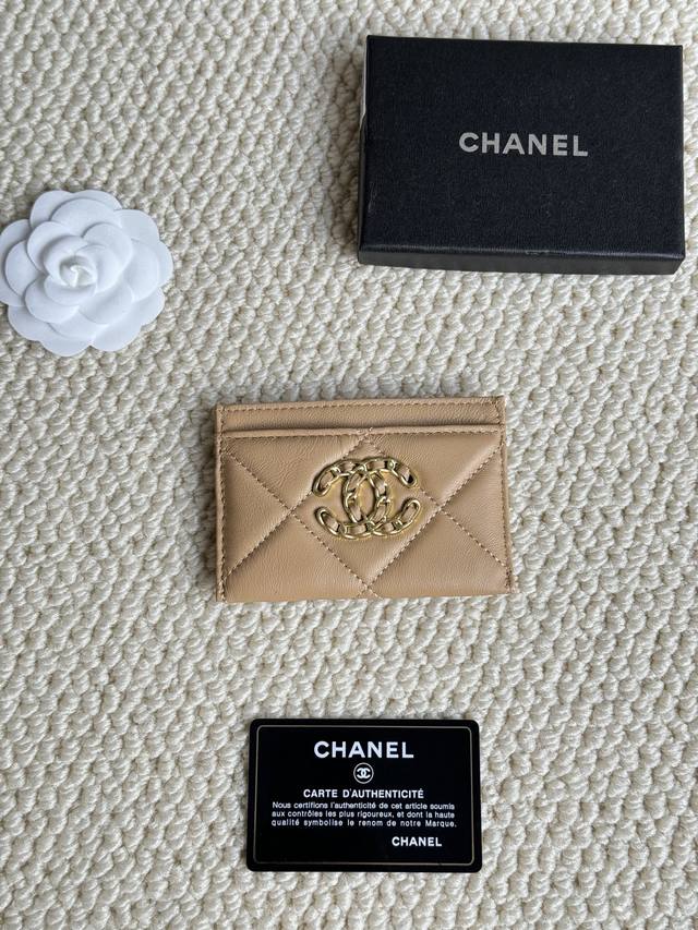 Chanel 经典羊皮卡包 香奈儿专柜新款卡包 款号:A P1167 尺寸:7.5 × 11.2 × 0.5 Cm 做工精细 品质高端