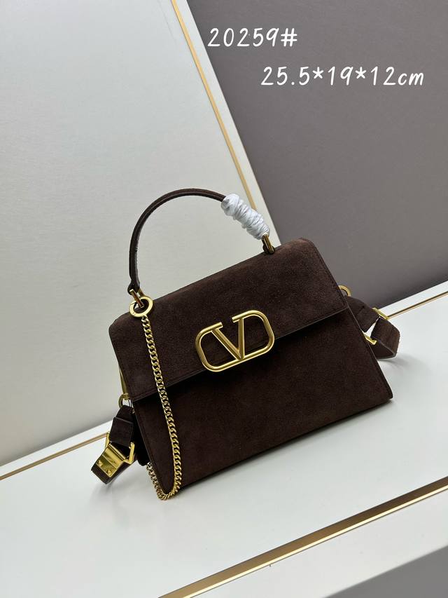 Valentino 全新磨砂皮 手袋，以簡約大方的立体外观搭配哑光v Logo，可手拎，背带长度可调节，想怎么背就怎么背！任您挑选，风格造型随意换！多位女神同款