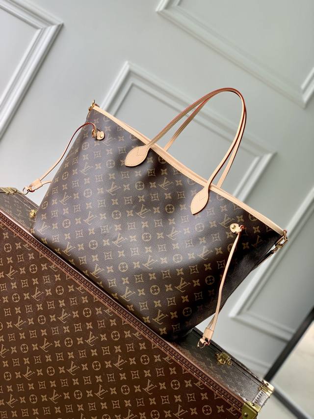 顶级原单m11948， Neverfull Bandoulière Inside Out Gm 手袋以 Monogram 帆布和缤纷压花织物演绎双面设计，再令考