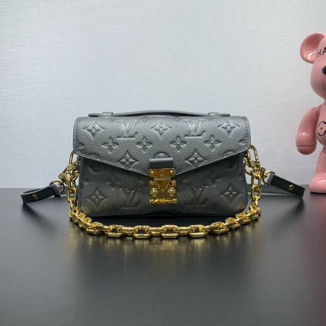 款号：M11998 Lv Ski 系列 Pochette Métis East West 手袋取材 Monogram Empreinte 皮革，以莹泽金属件彰显