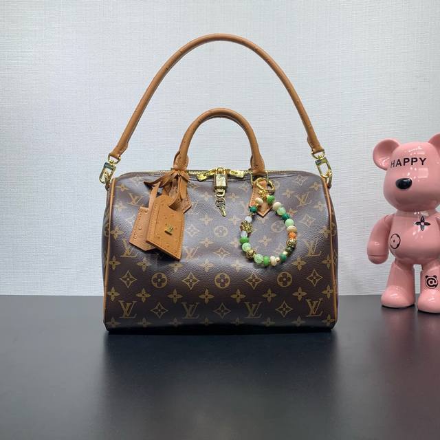 款号：N87212 Speedy Soft 30 Boho 手袋取材经典 Monogram 涂层帆布，再以皮革内衬和拉链内袋注入色彩反差。鸵鸟皮革饰边和珠链汇聚