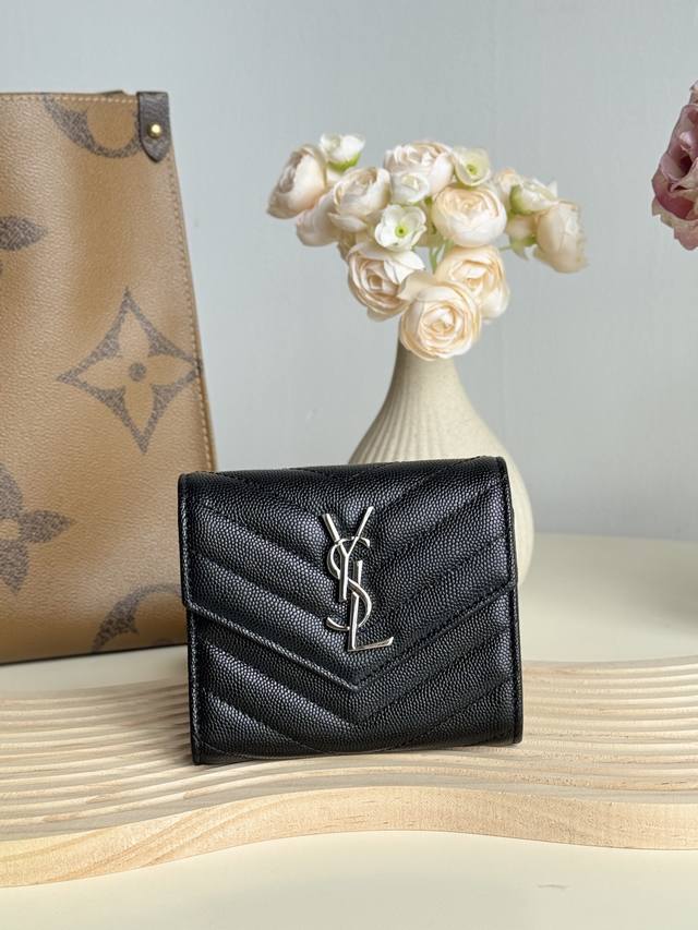 Ysl-Saint Laurent 配全套专柜最新包装 Slp三折钱包球纹进口牛皮，背面开叉外袋，六个卡片槽，一个拉链袋，一个纸币隔层，四个票据隔层 可手拿，放