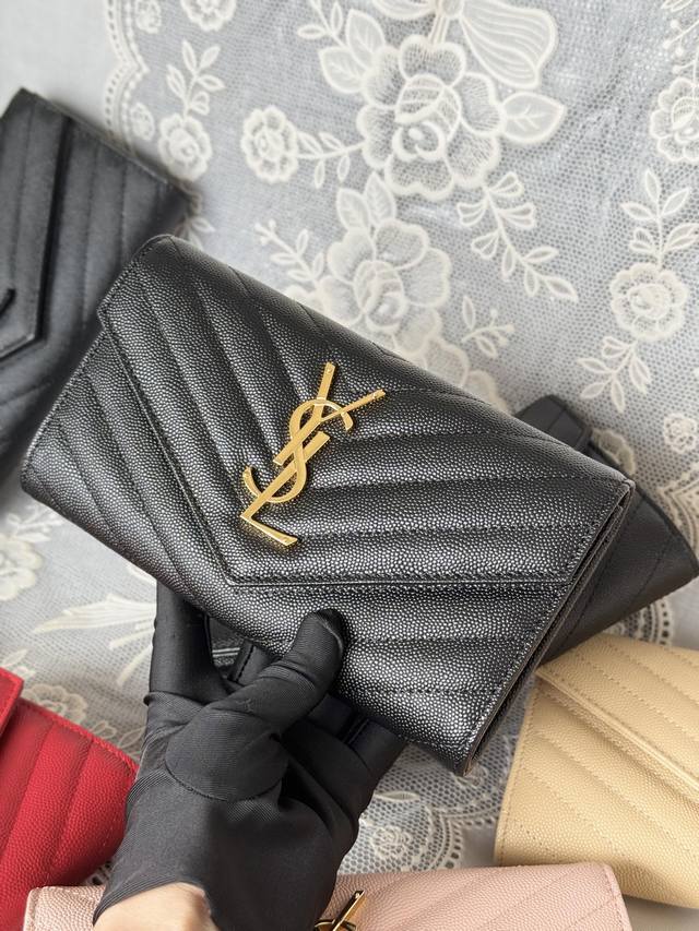 Ysl -经典翻盖 信封放卡 现金均可 可手拿 放包里 收纳很方便 按扣 12个卡位 4个纸币插袋一个拉链及一个零钱袋 可放手机 Y家信封长夹采用进口原厂牛皮压