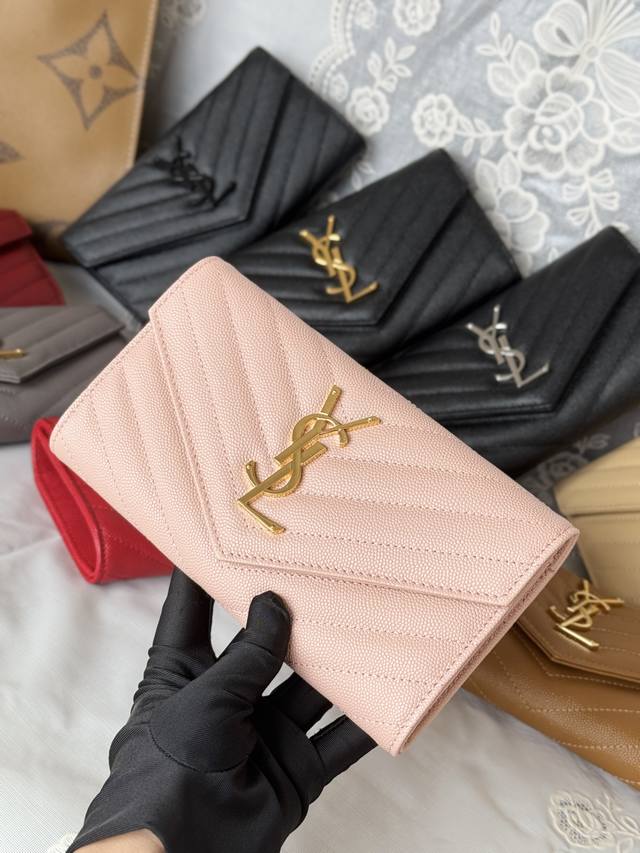 Ysl -经典翻盖 信封放卡 现金均可 可手拿 放包里 收纳很方便 按扣 12个卡位 4个纸币插袋一个拉链及一个零钱袋 可放手机 Y家信封长夹采用进口原厂牛皮压