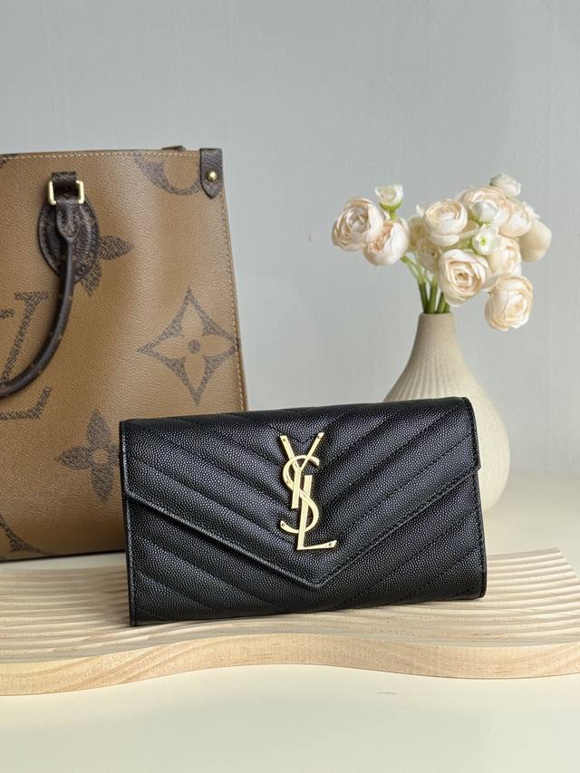 Ysl -经典翻盖 信封放卡 现金均可 可手拿 放包里 收纳很方便 按扣 12个卡位 4个纸币插袋一个拉链及一个零钱袋 可放手机 Y家信封长夹采用进口原厂牛皮压