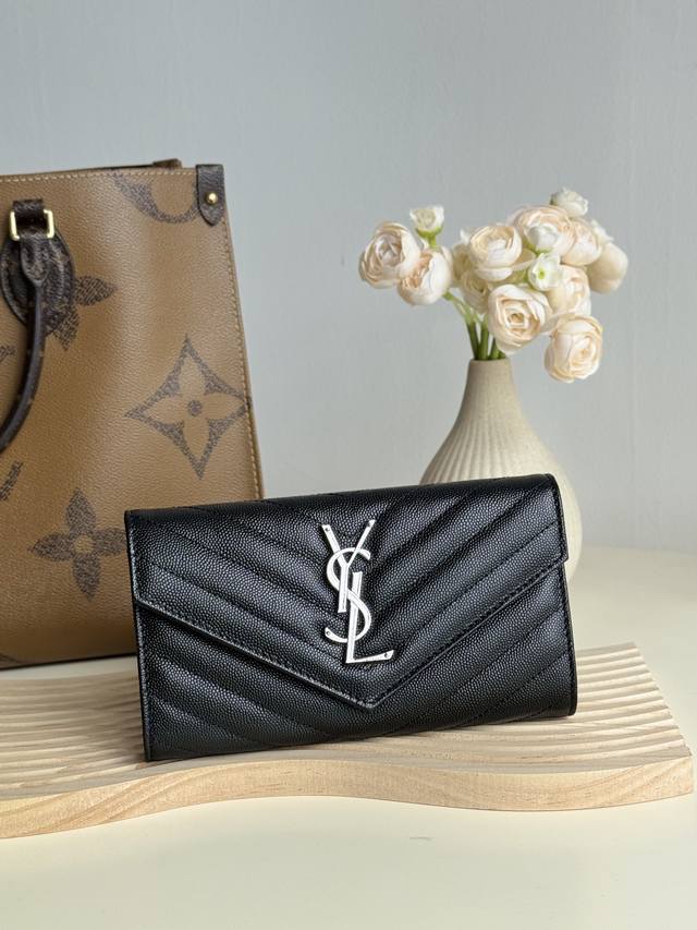 Ysl -经典翻盖 信封放卡 现金均可 可手拿 放包里 收纳很方便 按扣 12个卡位 4个纸币插袋一个拉链及一个零钱袋 可放手机 Y家信封长夹采用进口原厂牛皮压