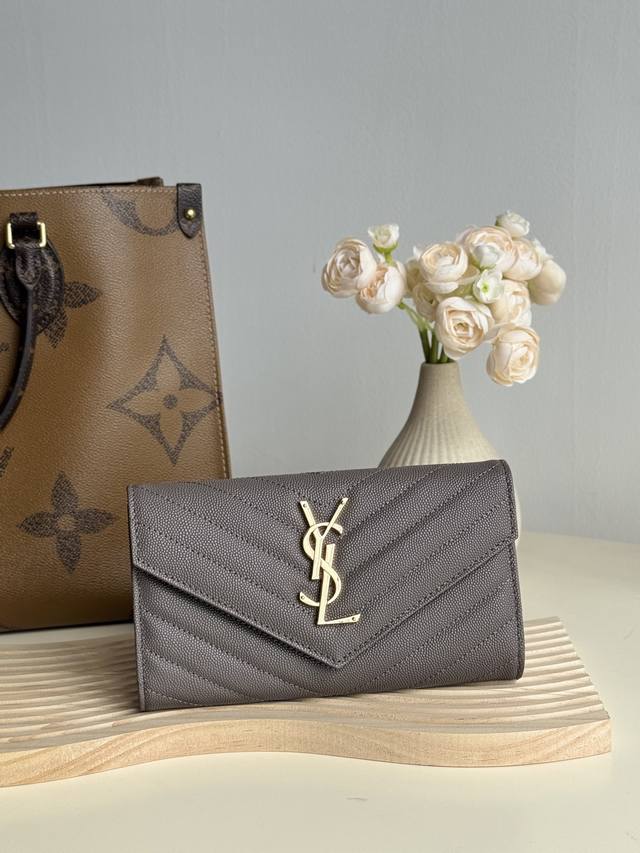 Ysl -经典翻盖 信封放卡 现金均可 可手拿 放包里 收纳很方便 按扣 12个卡位 4个纸币插袋一个拉链及一个零钱袋 可放手机 Y家信封长夹采用进口原厂牛皮压