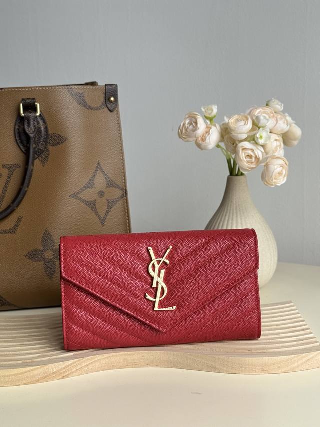 Ysl -经典翻盖 信封放卡 现金均可 可手拿 放包里 收纳很方便 按扣 12个卡位 4个纸币插袋一个拉链及一个零钱袋 可放手机 Y家信封长夹采用进口原厂牛皮压