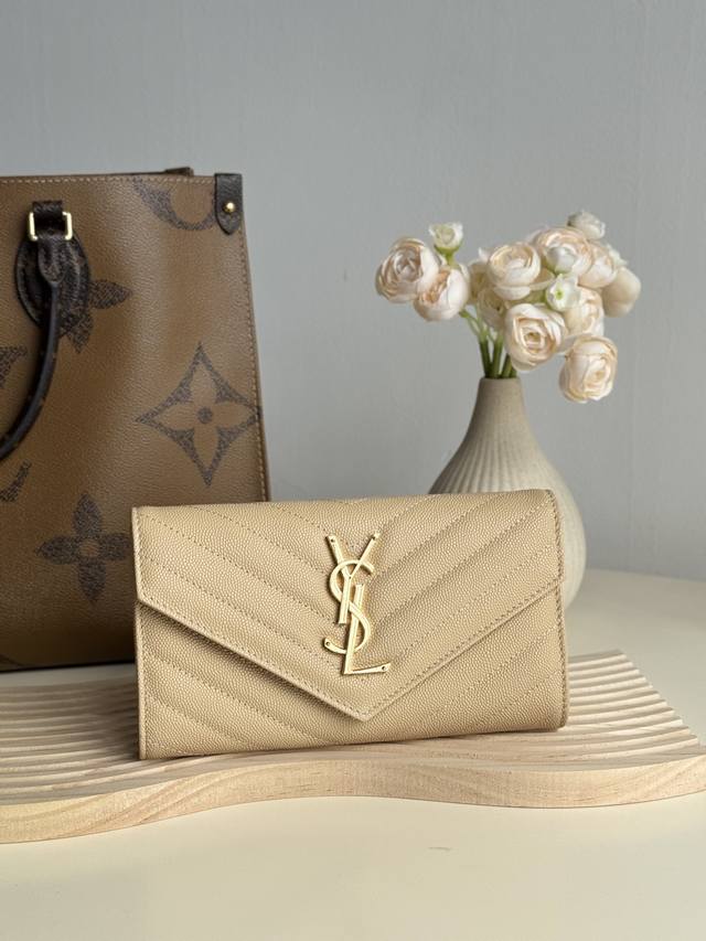 Ysl -经典翻盖 信封放卡 现金均可 可手拿 放包里 收纳很方便 按扣 12个卡位 4个纸币插袋一个拉链及一个零钱袋 可放手机 Y家信封长夹采用进口原厂牛皮压