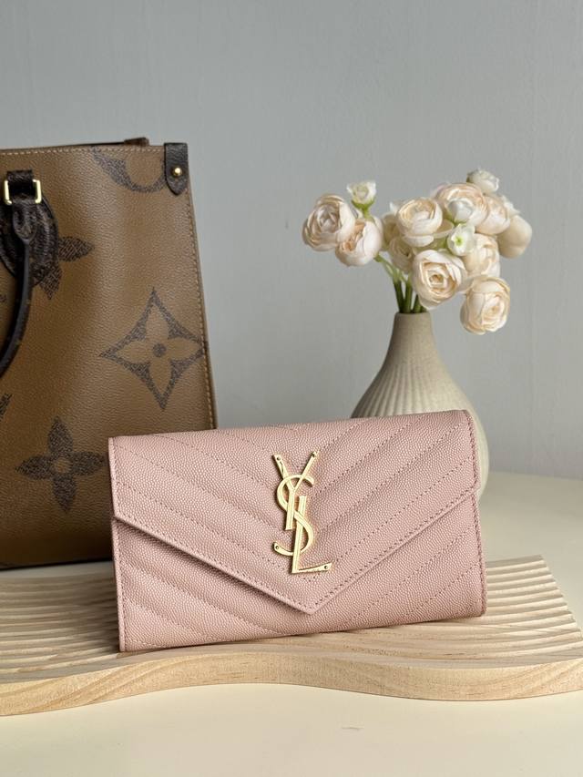 Ysl -经典翻盖 信封放卡 现金均可 可手拿 放包里 收纳很方便 按扣 12个卡位 4个纸币插袋一个拉链及一个零钱袋 可放手机 Y家信封长夹采用进口原厂牛皮压