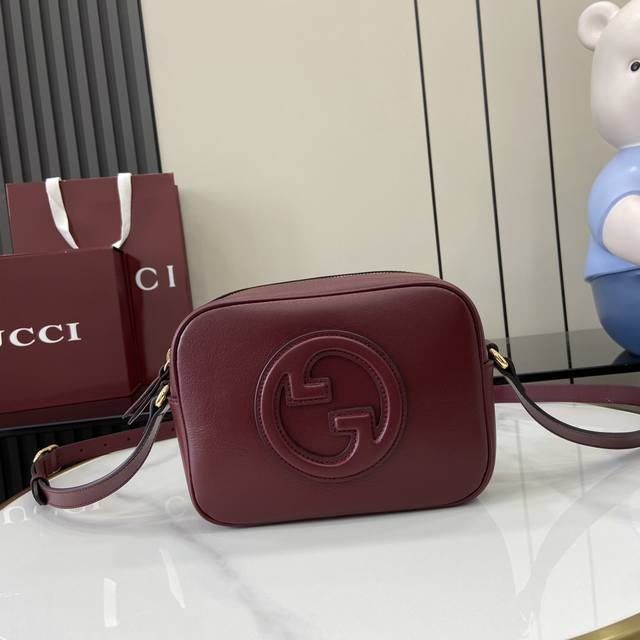 配全套原厂绿盒包装 新品 Gucci Blondie系列迷你肩背包 Gucci Blondie系列全新手袋饰有在20世纪70年代初期首次亮相的品牌系列经典标识，