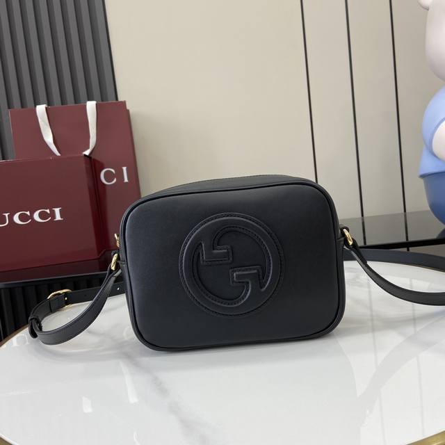 配全套原厂绿盒包装 新品 Gucci Blondie系列迷你肩背包 Gucci Blondie系列全新手袋饰有在20世纪70年代初期首次亮相的品牌系列经典标识，