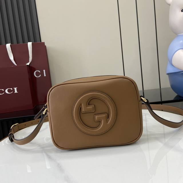 配全套原厂绿盒包装 新品 Gucci Blondie系列迷你肩背包 Gucci Blondie系列全新手袋饰有在20世纪70年代初期首次亮相的品牌系列经典标识，