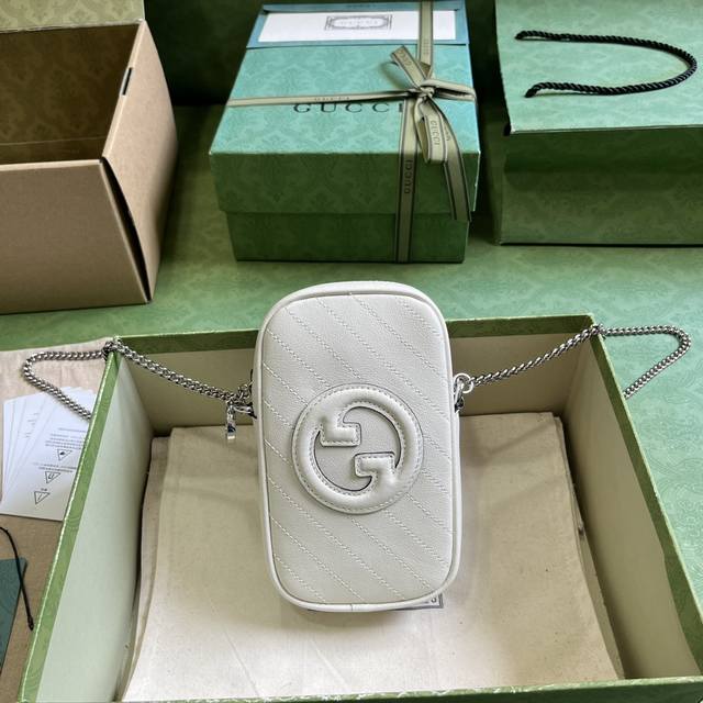 配全套原厂绿盒包装 Gucci Blondie系列迷你肩背包。Gucci Blondie系列以品牌颇为大胆的一款图案搭配同色调皮革设计，处处散发着含蓄内敛的气息