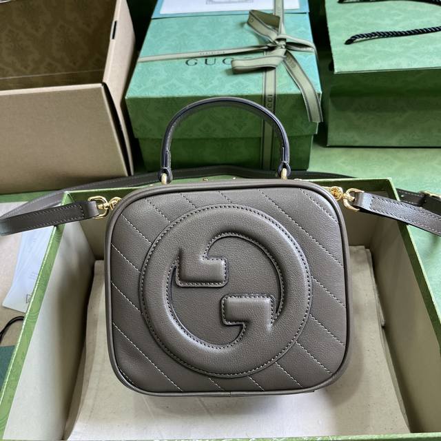 配全套原厂绿盒包装 Gucci Blondie系列手提包。源自品牌典藏设计的圆形互扣式双g匠心演绎gucci Blondie系列。这款gucci Blondie