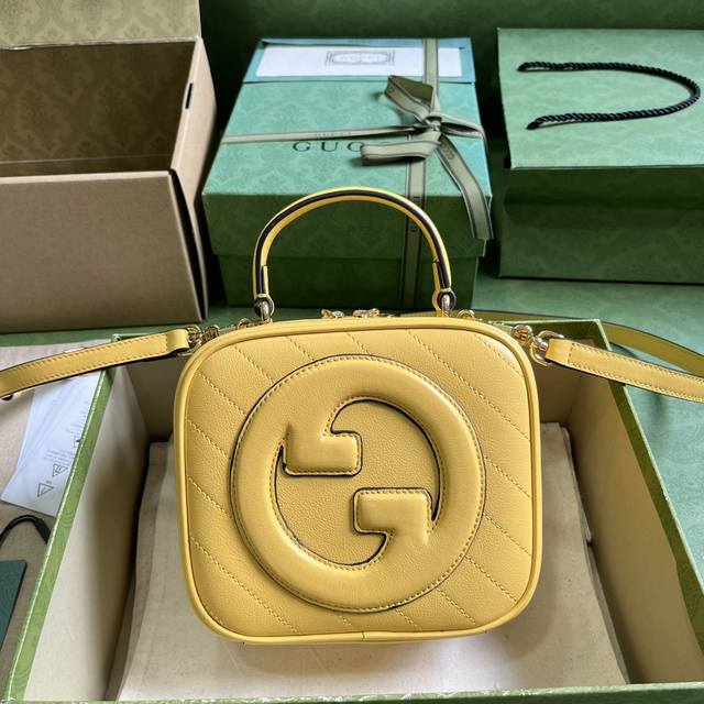 配全套原厂绿盒包装 Gucci Blondie系列手提包。源自品牌典藏设计的圆形互扣式双g匠心演绎gucci Blondie系列。这款gucci Blondie