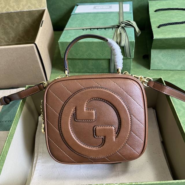 配全套原厂绿盒包装 Gucci Blondie系列手提包。源自品牌典藏设计的圆形互扣式双g匠心演绎gucci Blondie系列。这款gucci Blondie