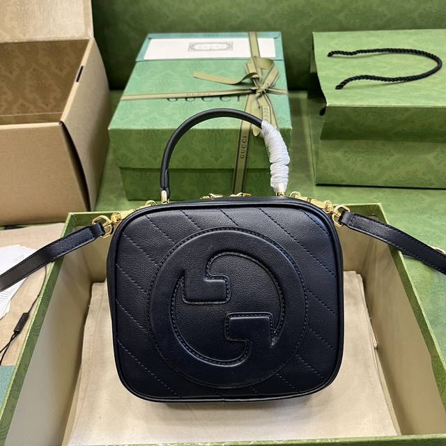 配全套原厂绿盒包装 Gucci Blondie系列手提包。源自品牌典藏设计的圆形互扣式双g匠心演绎gucci Blondie系列。这款gucci Blondie