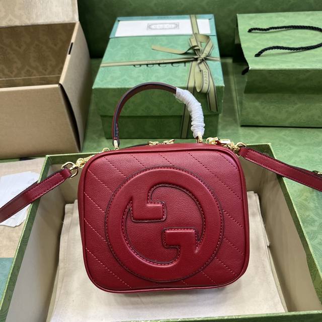 配全套原厂绿盒包装 Gucci Blondie系列手提包。源自品牌典藏设计的圆形互扣式双g匠心演绎gucci Blondie系列。这款gucci Blondie