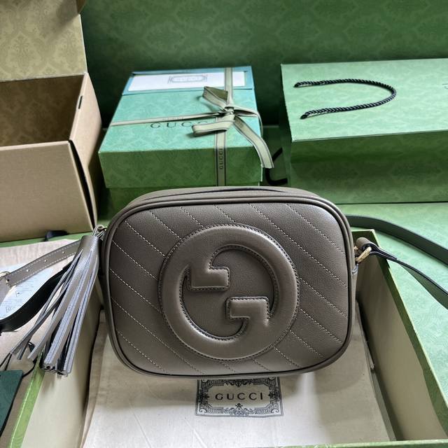 配全套原厂绿盒包装 Gucci Blondie系列小号肩背包，源自品牌典藏设计的圆形互扣式双g匠心演绎gucci Blondie系列。这款gucci Blond