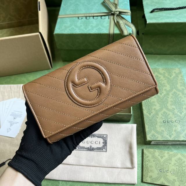 配全套原厂绿盒包装 Gucci Blondie系列长款钱包。Gucci Blondie系列以品牌颇为大胆的一款图案搭配同色调皮革设计，处处散发着含蓄内敛的气息。