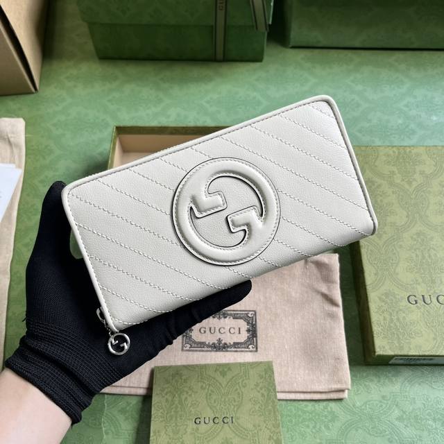 配全套原厂绿盒包装 Gucci Blondie系列全拉链钱包。Gucci Blondie系列以品牌颇为大胆的一款图案搭配同色调皮革设计，处处散发着含蓄内敛的气息