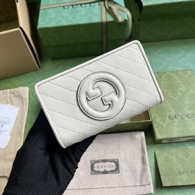 配全套原厂绿盒包装 Gucci Blondie系列钱包。Gucci Blondie系列以品牌颇为大胆的一款图案搭配同色调皮革设计，处处散发着含蓄内敛的气息。该系