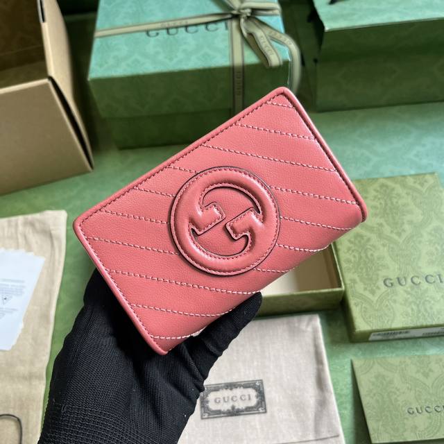 配全套原厂绿盒包装 Gucci Blondie系列钱包。Gucci Blondie系列以品牌颇为大胆的一款图案搭配同色调皮革设计，处处散发着含蓄内敛的气息。该系