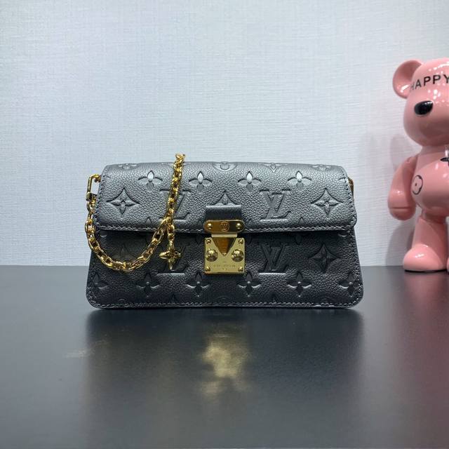 款号：M12761 Wallet On Chain Metis 手袋取材粒面 Monogram Empreinte 皮革，上面压印品牌 Monogram 图案。