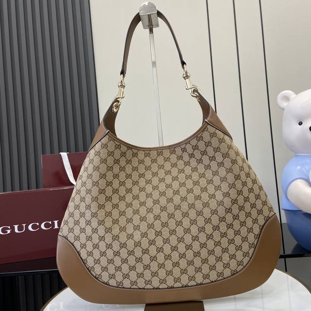 配全套原厂绿色礼品袋 新款 Gucci Body双锁扣中号肩背包 呈献gucci Body双锁扣手袋系列，灵感来源于上世纪50年代典藏设计。这款中号肩背包承载2