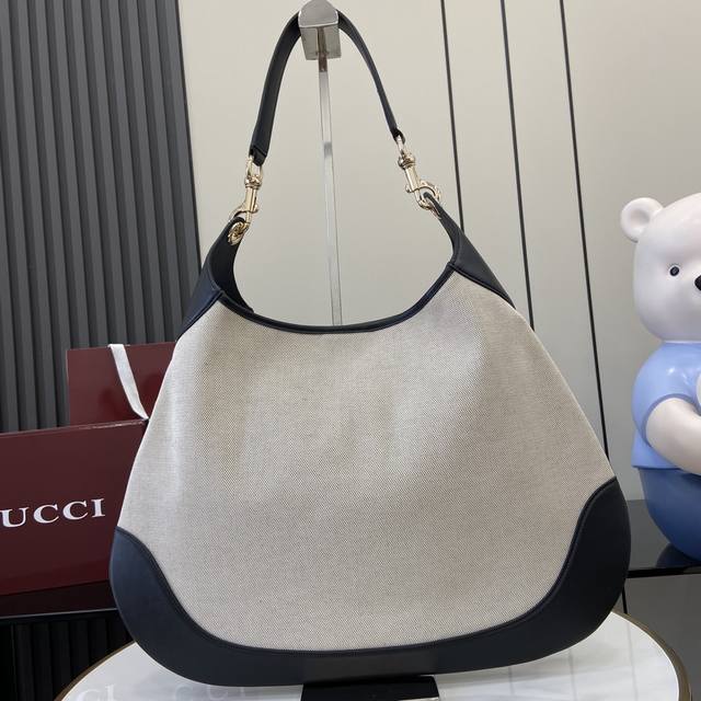 配全套原厂绿色礼品袋 新款 Gucci Body双锁扣中号肩背包 呈献gucci Body双锁扣手袋系列，灵感来源于上世纪50年代典藏设计。这款中号肩背包承载2