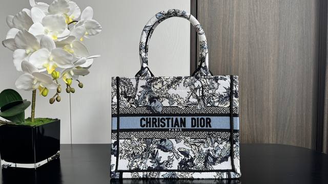 Book Tote 超小26Cm 这款 Book Tote 手袋由 Dior 女装创意总监玛丽亚 嘉茜娅 蔻丽 Maria Grazia Chiuri 设计，是